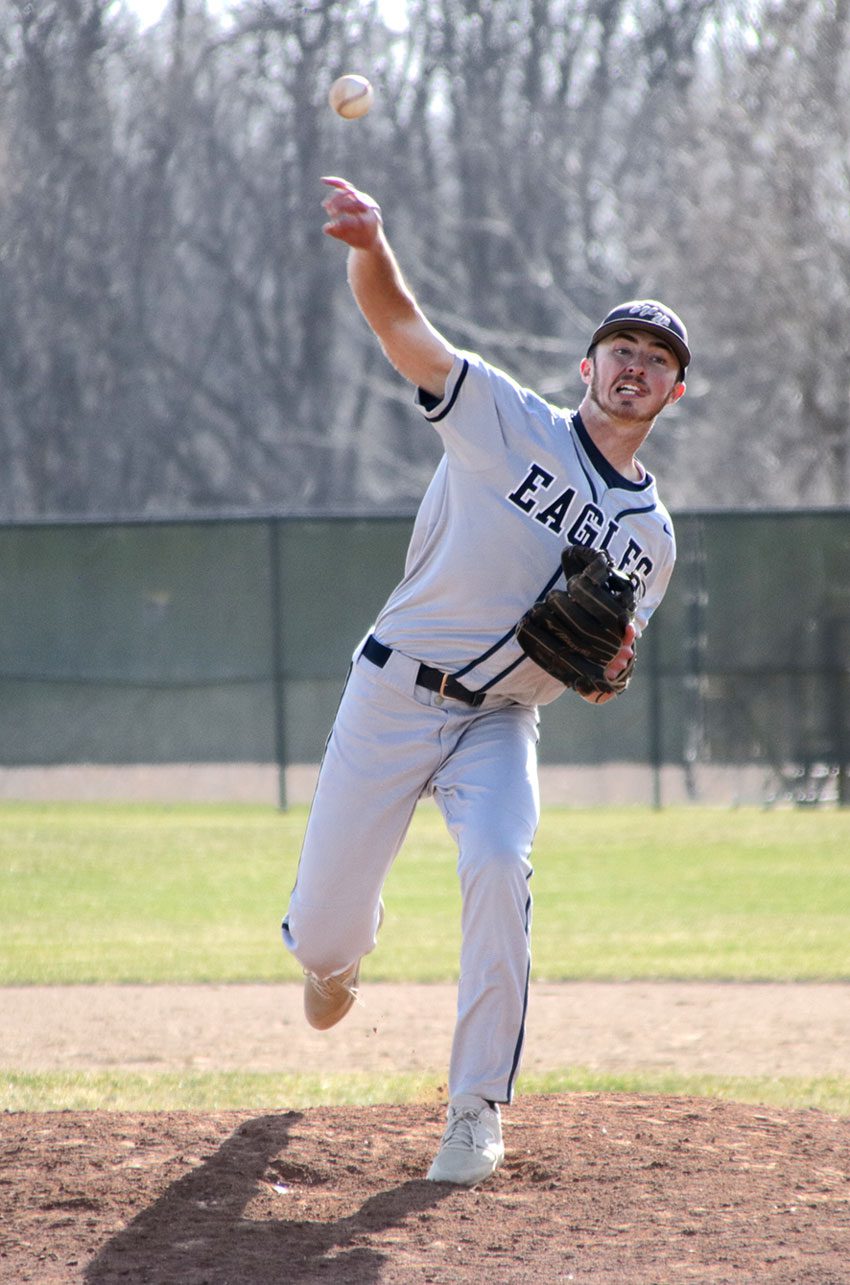 Eagles defeat Osakis, swept by Holdingford